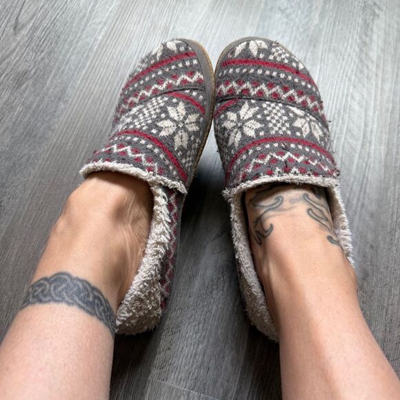TOMS Slippers Used Fuzzy Women’s 8 Gray Red Cream Cozy - Picture 1 of 11